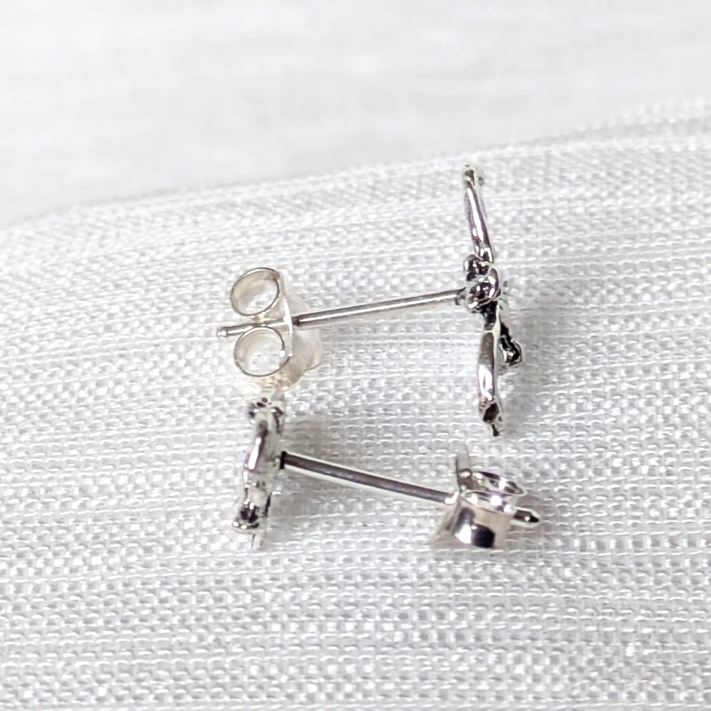 Seitenansicht der Silber-Ohrstecker Motiv Fledermaus mit Ohrmutter.