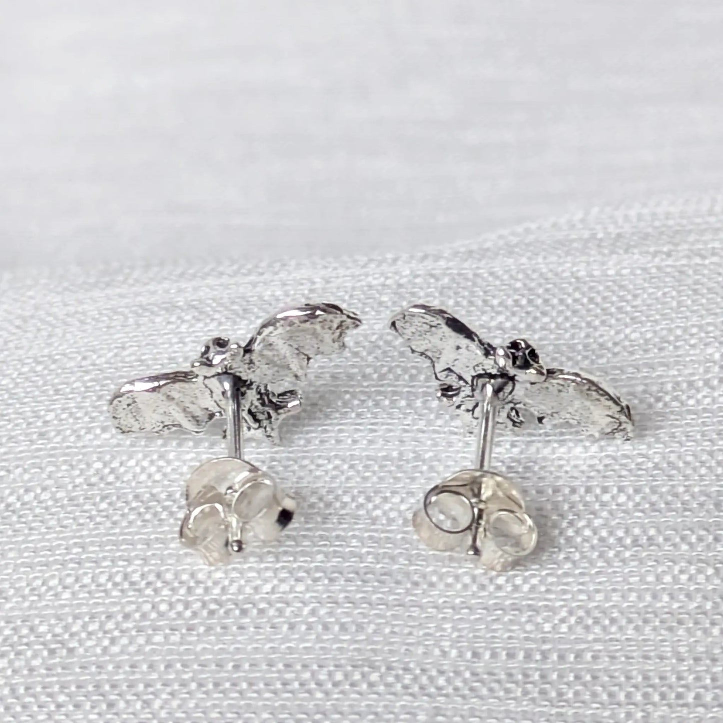 Rückseite der Fledermaus Ohrstecker mit 925 Silber Stempel.
