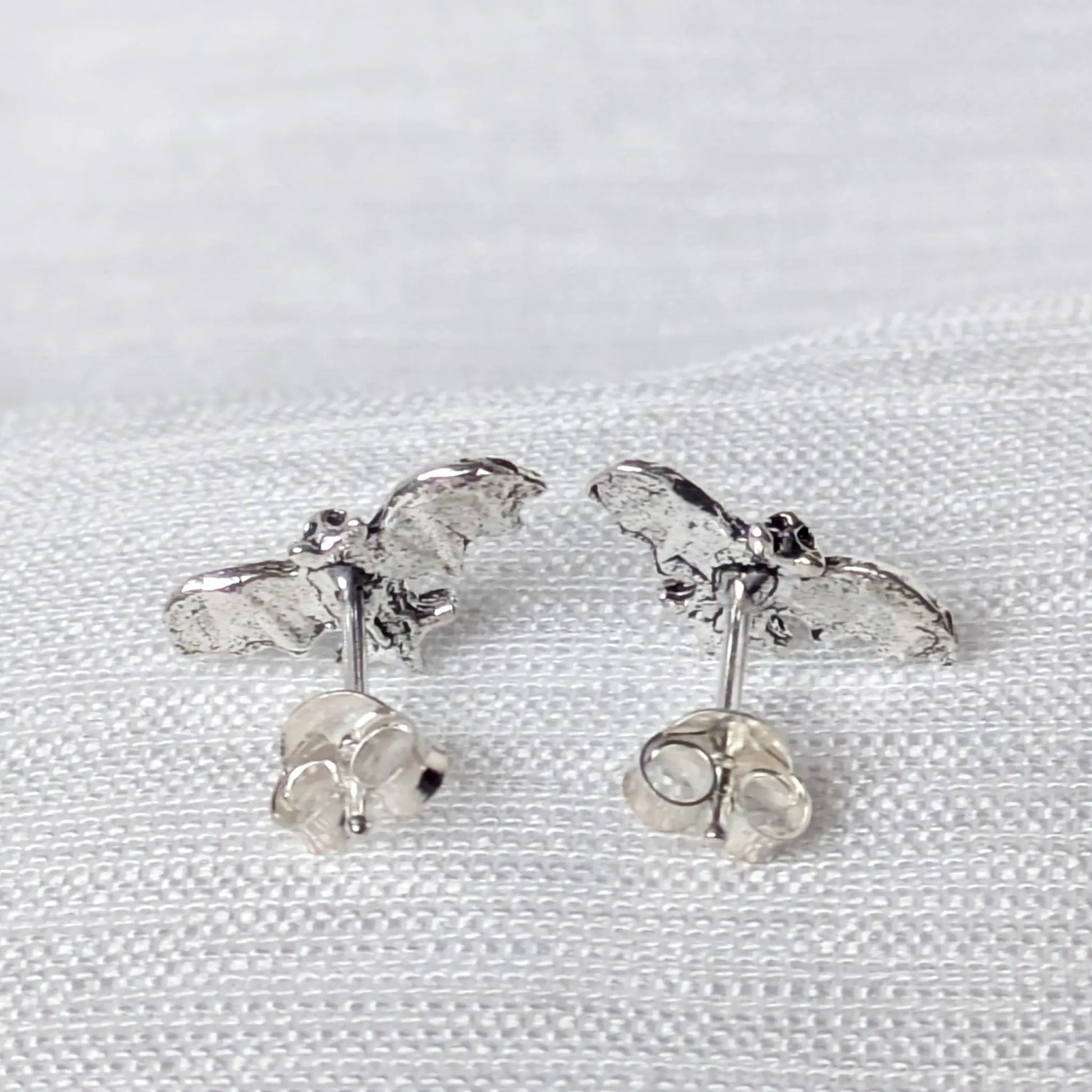 Rückseite der Fledermaus Ohrstecker mit 925 Silber Stempel.