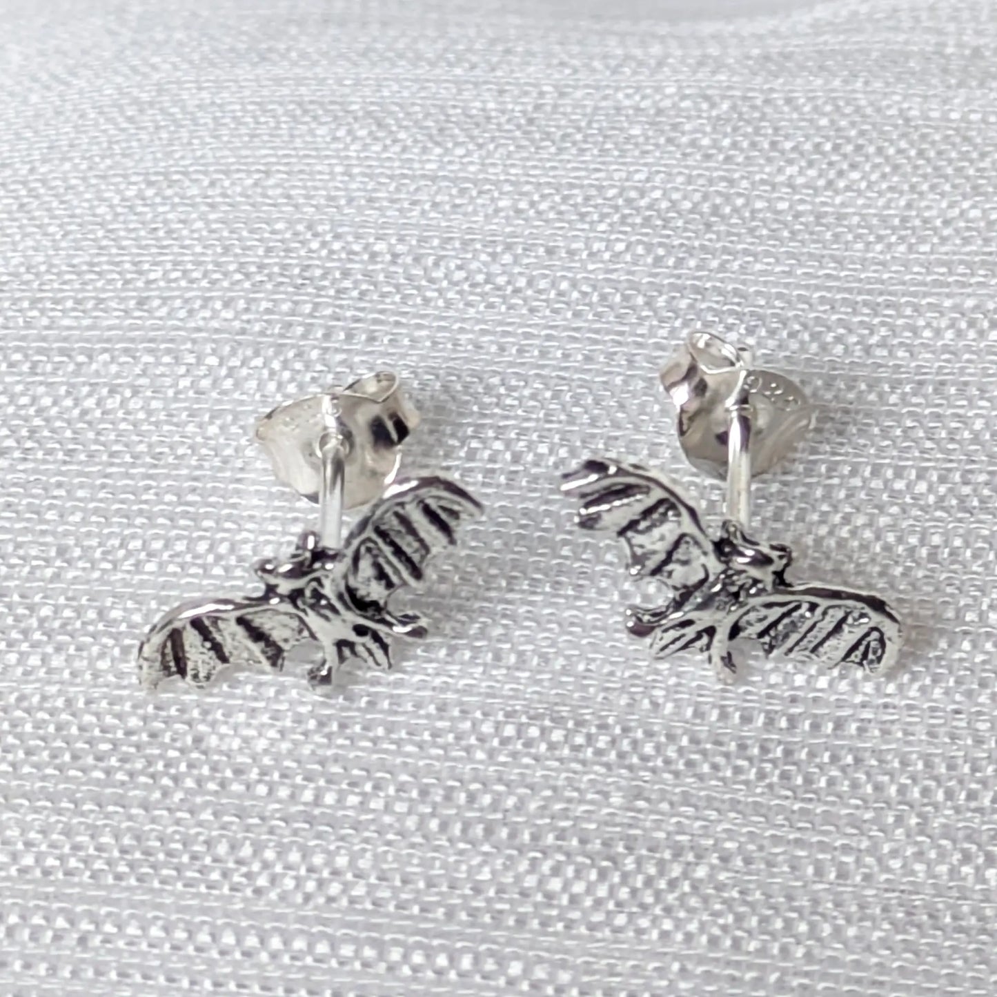 Frontalansicht der kleinen Fledermaus Ohrringe aus Sterling Silber.