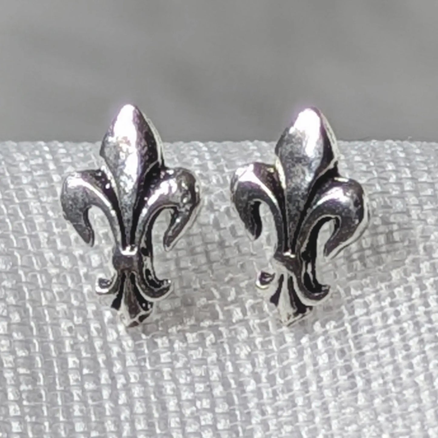 Detailansicht der oxidierten Fleur-de-Lis Konturen des 925 Sterling Silber Ohrsteckers
