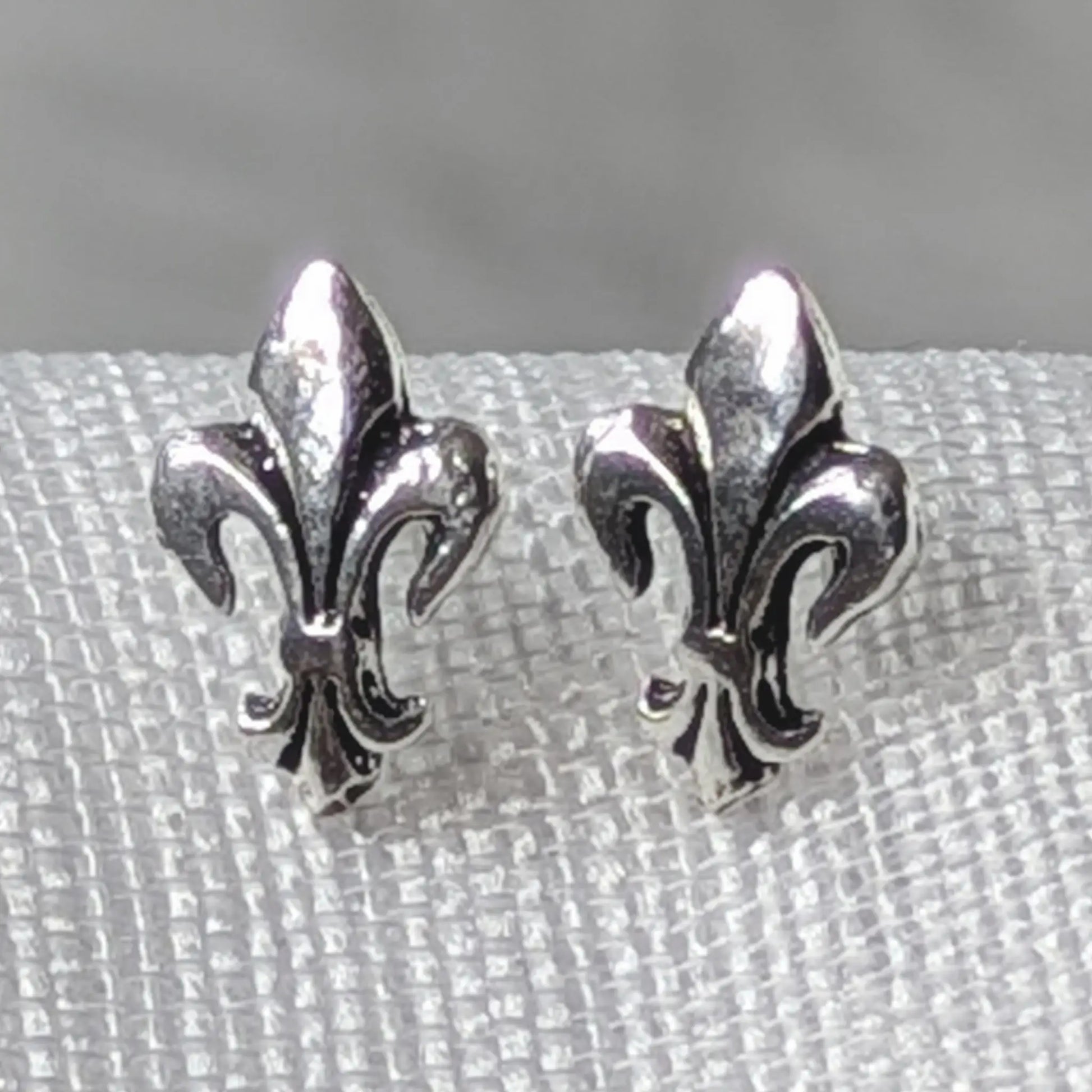 Detailansicht der oxidierten Fleur-de-Lis Konturen des 925 Sterling Silber Ohrsteckers