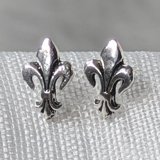 Detailansicht der oxidierten Fleur-de-Lis Konturen des 925 Sterling Silber Ohrsteckers