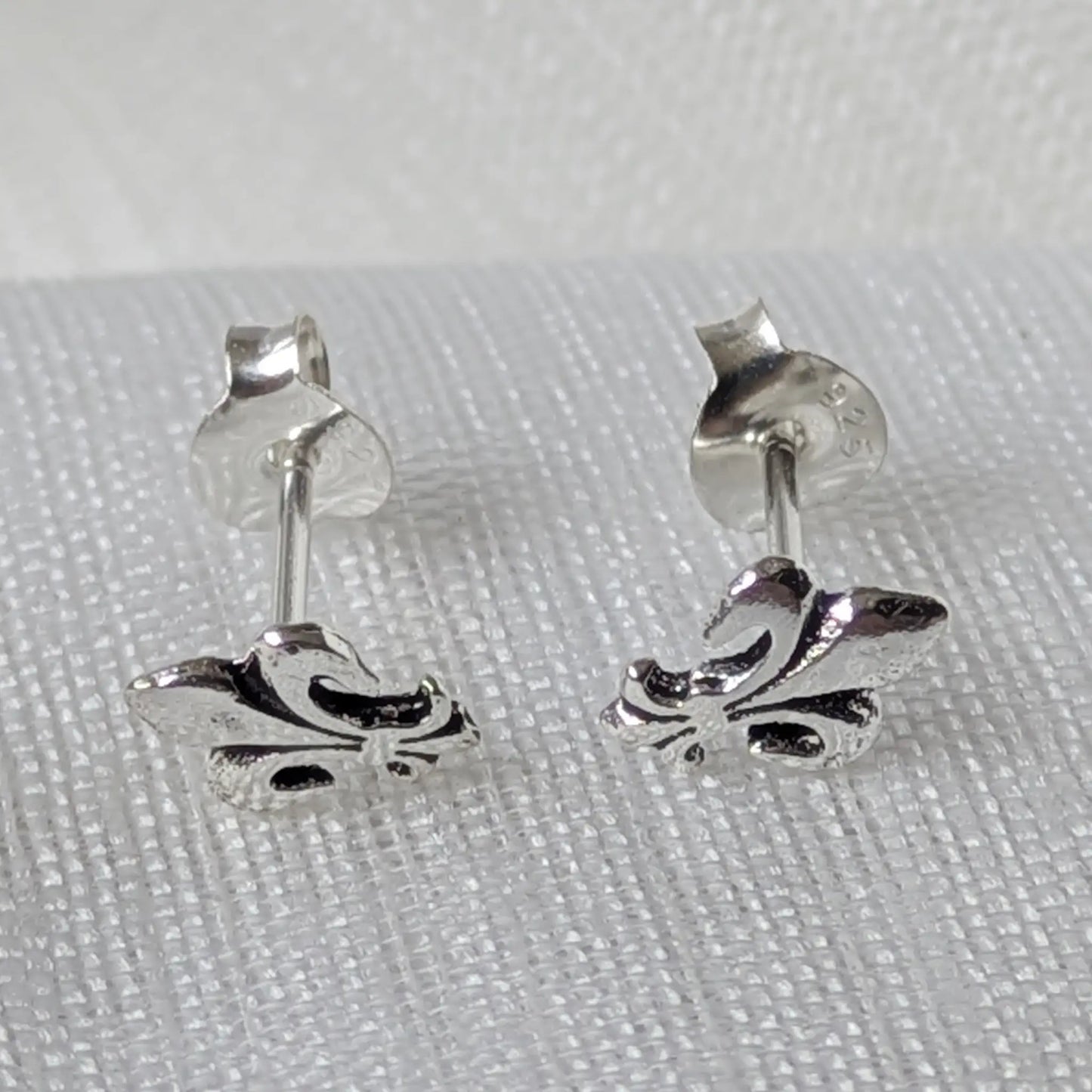 Symmetrische Frontalansicht der Königslilie Ohrstecker aus echtem 925 Silber