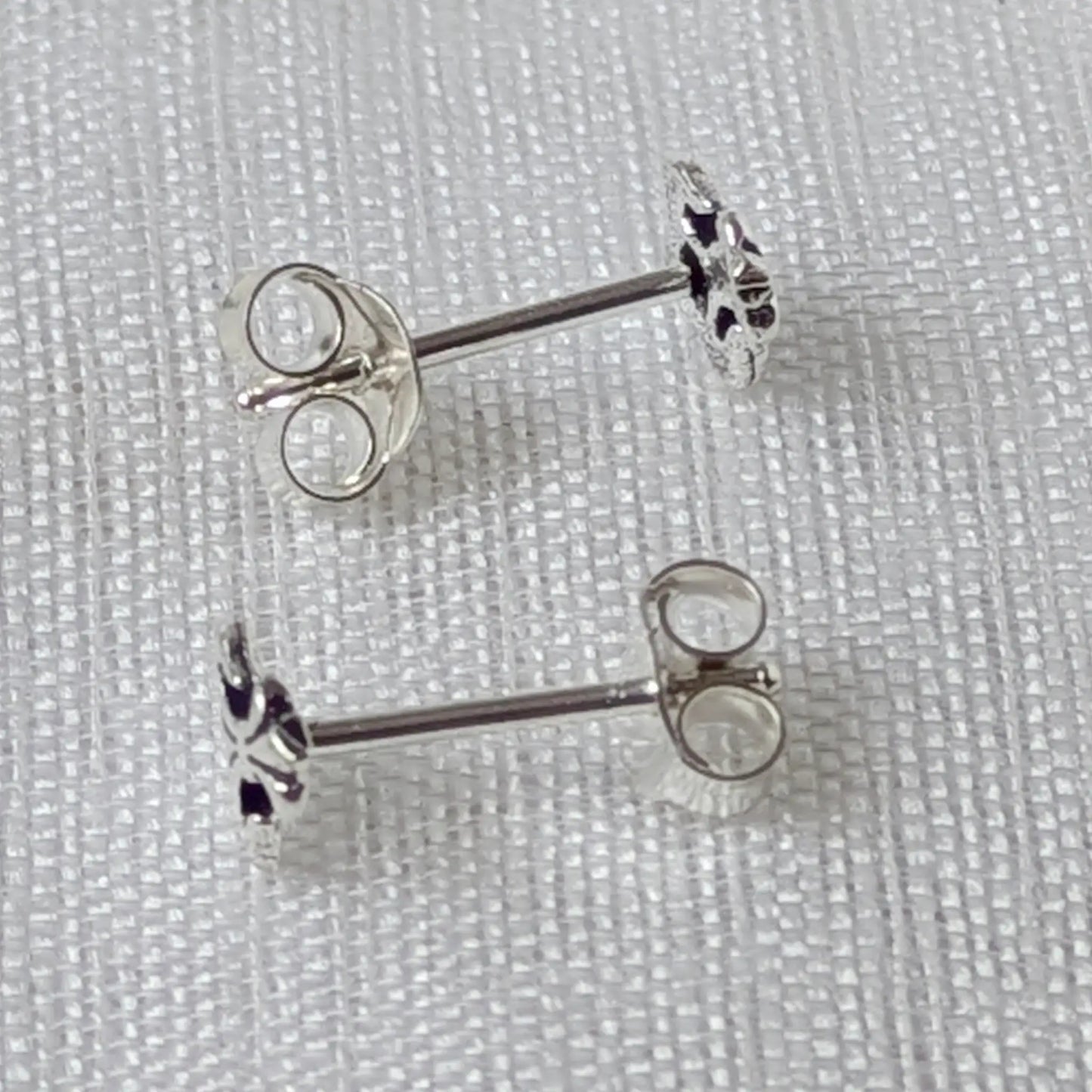 Seitenansicht des 925 Silber Ohrsteckers mit Fleur-de-Lis Motiv und Steckerstift