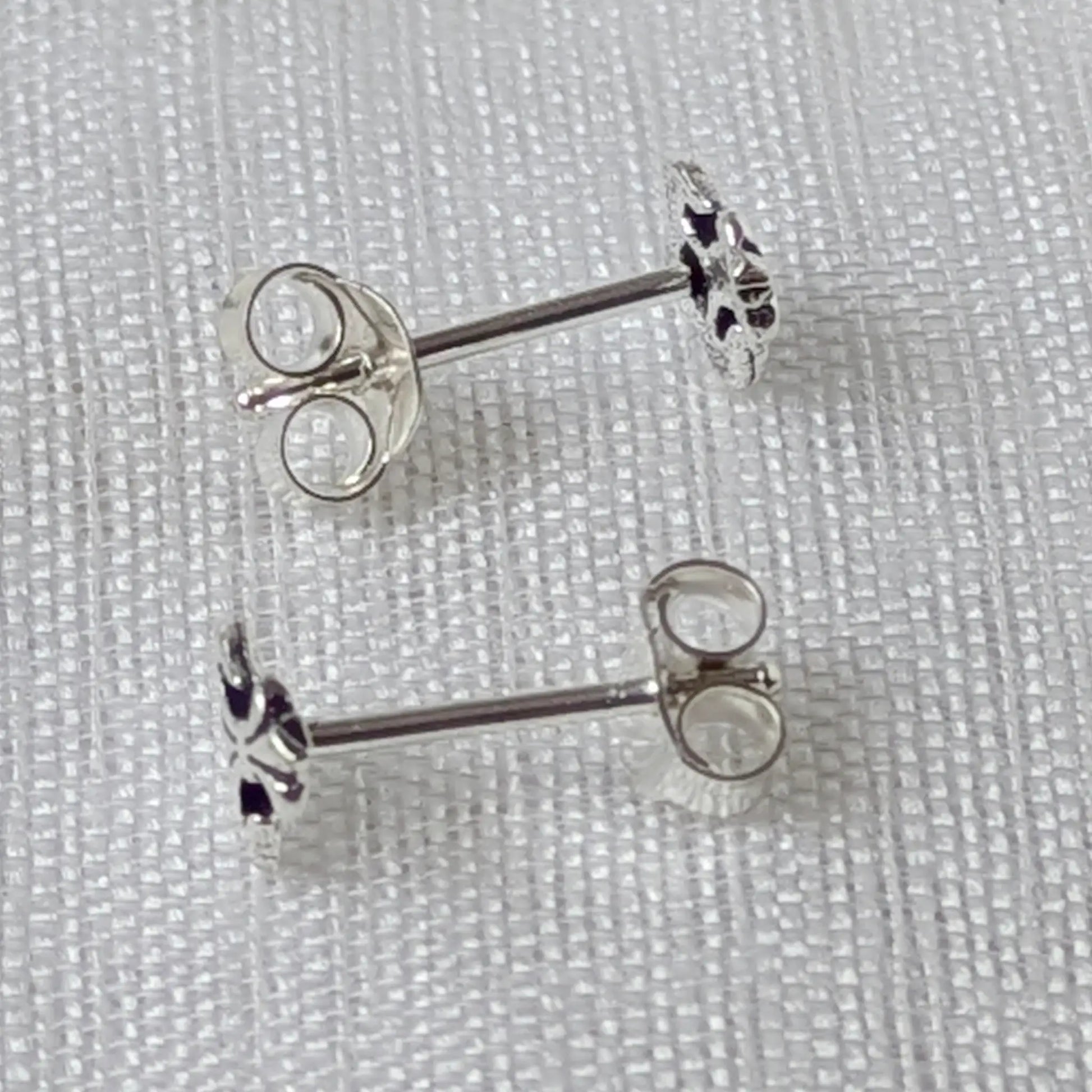 Seitenansicht des 925 Silber Ohrsteckers mit Fleur-de-Lis Motiv und Steckerstift