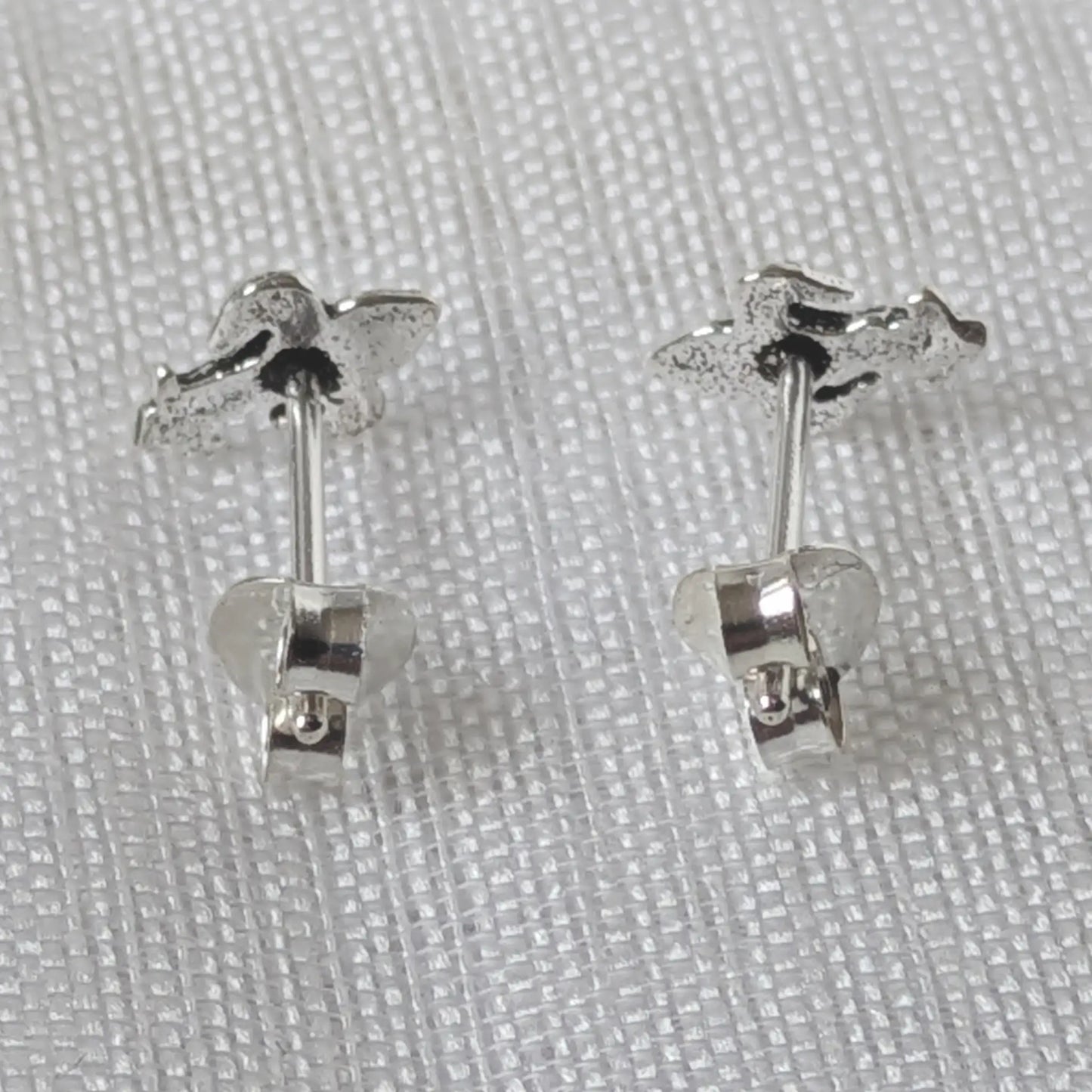 Rückseite des 925 Silber Lilien-Ohrsteckers mit Feingehaltstempel und Verschlusselement