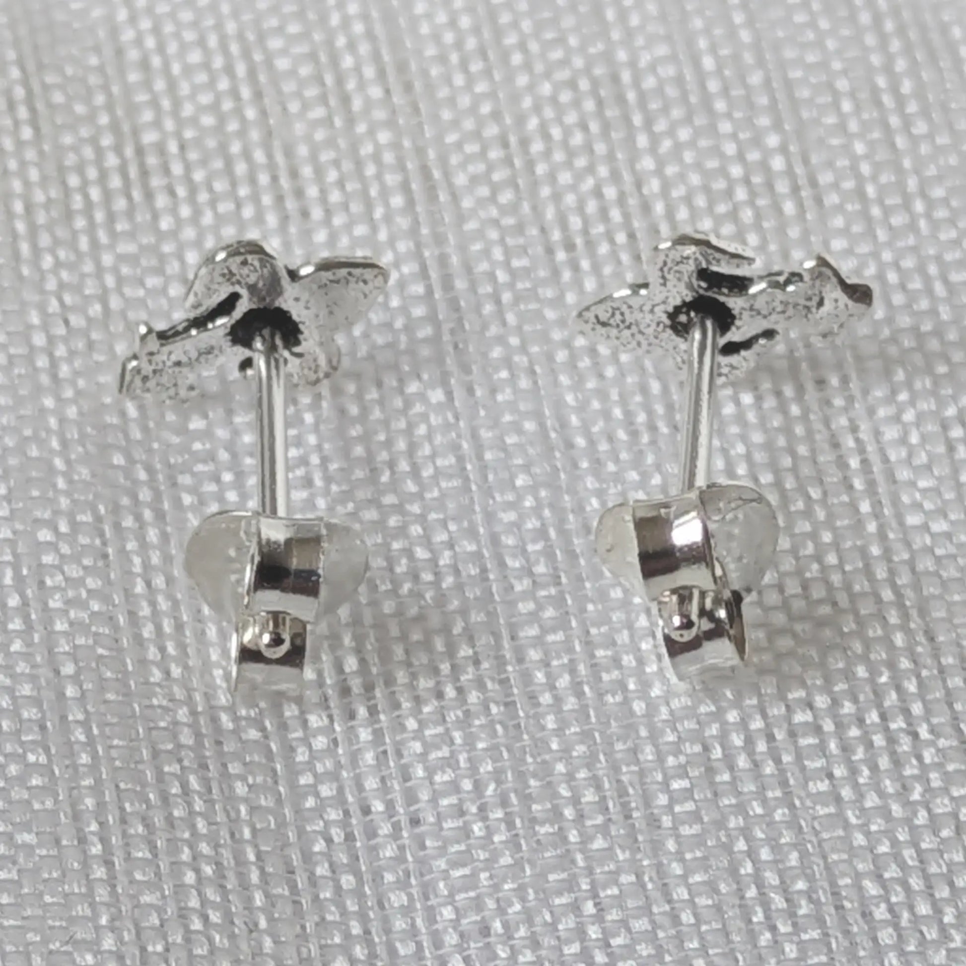 Rückseite des 925 Silber Lilien-Ohrsteckers mit Feingehaltstempel und Verschlusselement