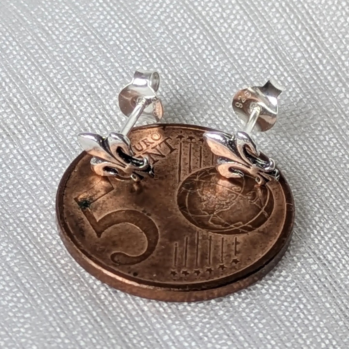 Größenvergleich des Königslilie 925 Silber Ohrsteckers auf einer 5-Cent-Münze
