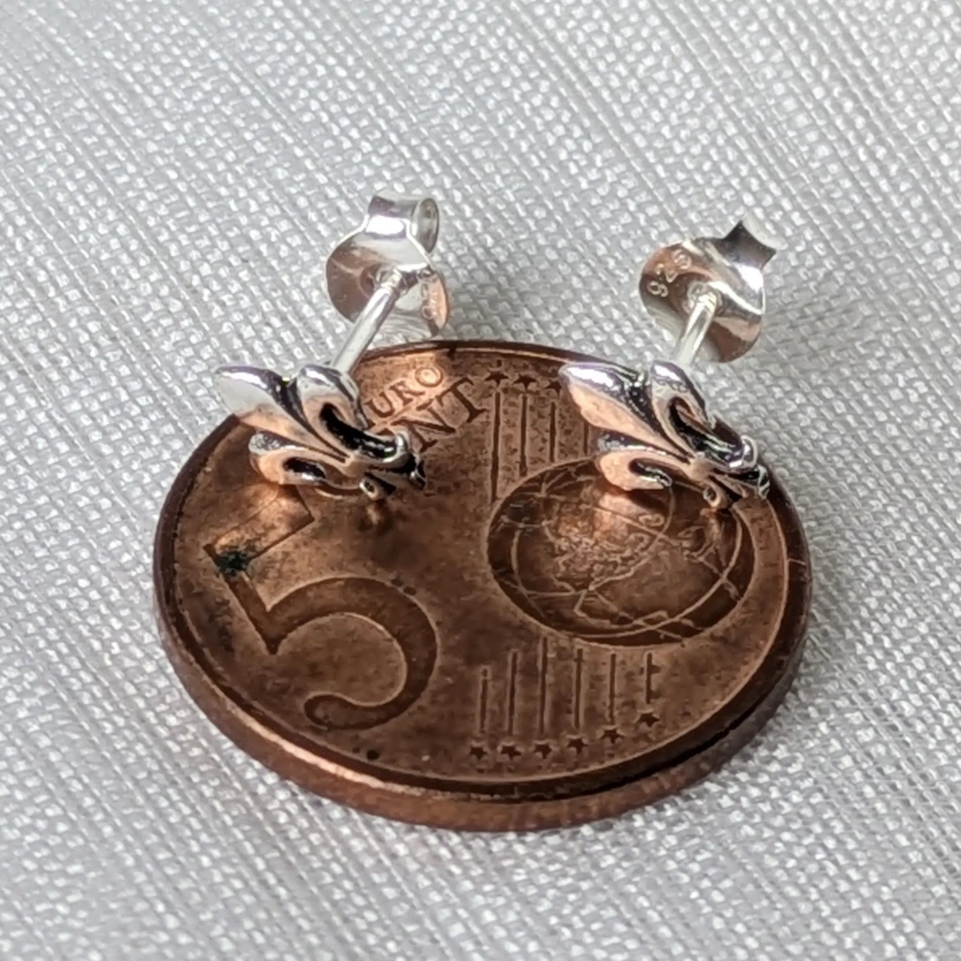 Größenvergleich des Königslilie 925 Silber Ohrsteckers auf einer 5-Cent-Münze