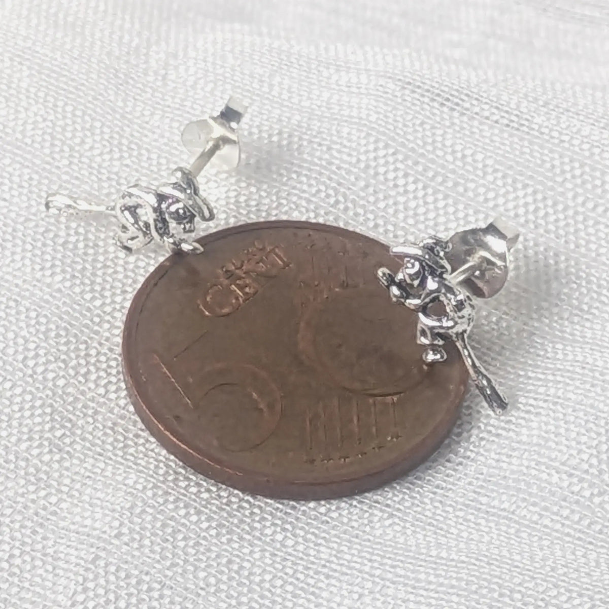 Größenvergleich eines Hexen-Ohrsteckers aus 925 Silber flach liegend auf einer 5-Cent-Münze.