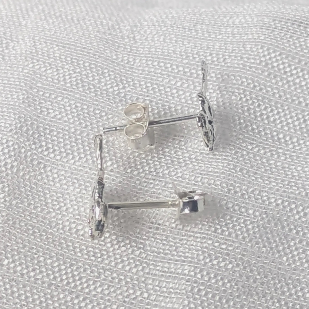 Seitenprofil der fliegenden Hexe-auf-Besen Ohrstecker aus Sterlingsilber mit Steckerstift.