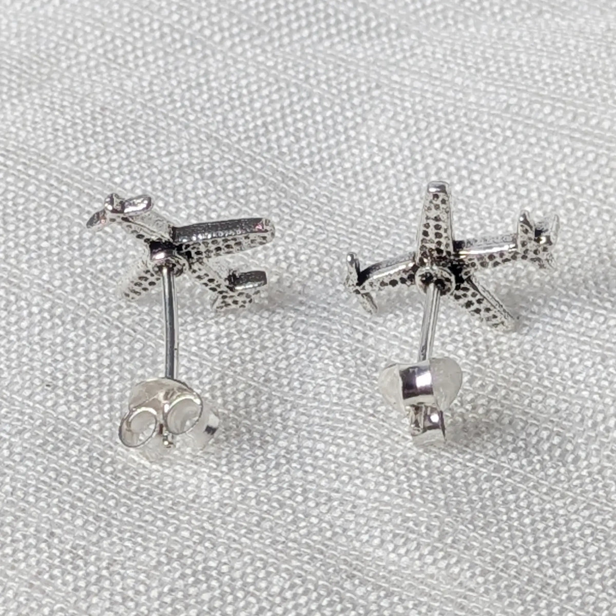 Rückansicht der Flugzeug-Ohrstecker aus 925 Silber mit Ohrsteckerstift und Verschluss
