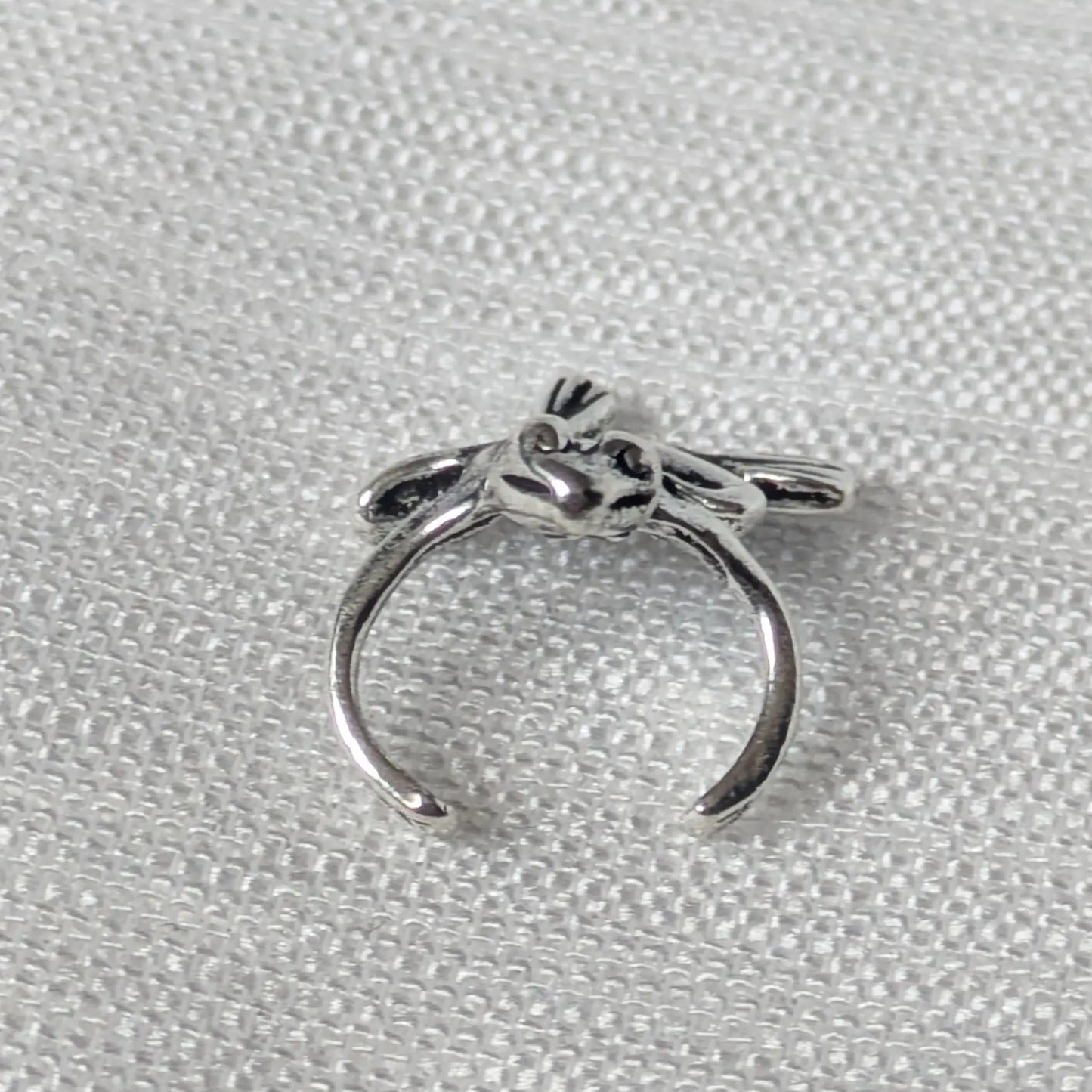 Silberner Ear Cuff Motiv Frosch in der Frontalansicht.