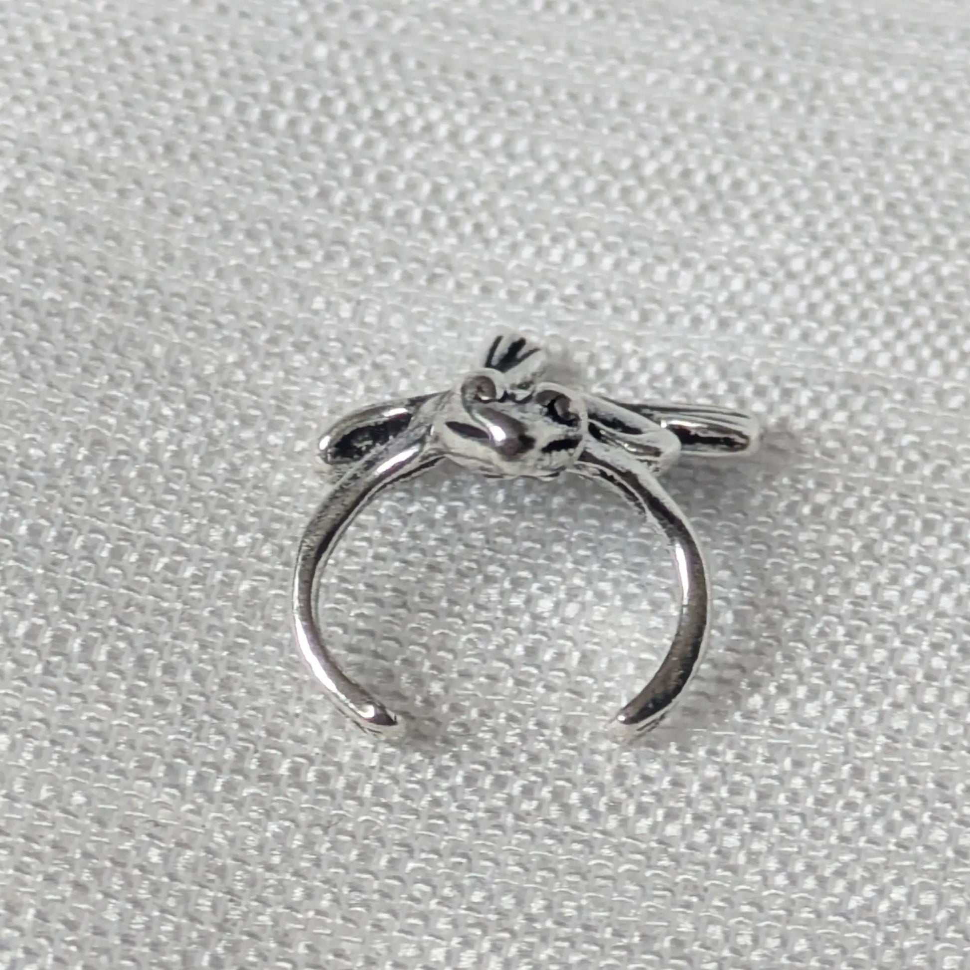 Silberner Ear Cuff Motiv Frosch in der Frontalansicht.