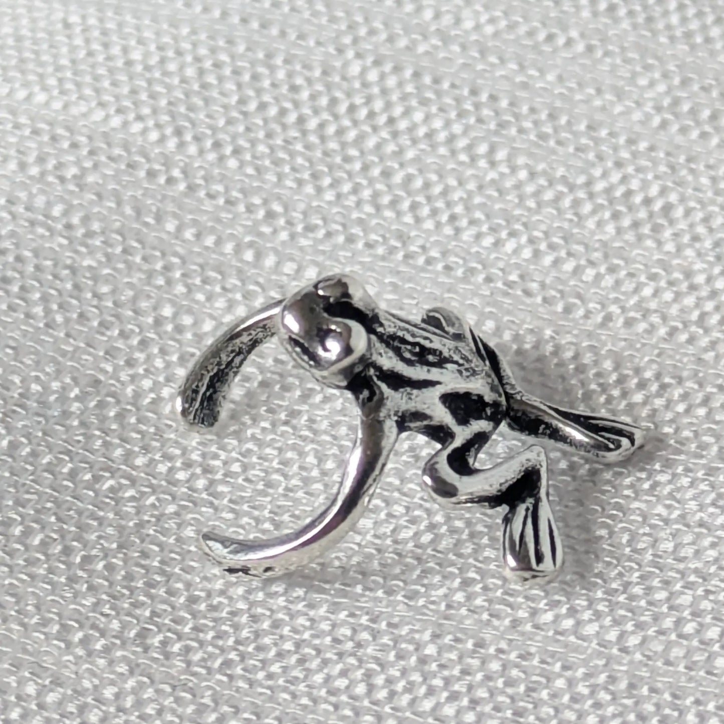 Seitenprofil der Frosch-Ohrklemme aus 925 Sterling Silber.