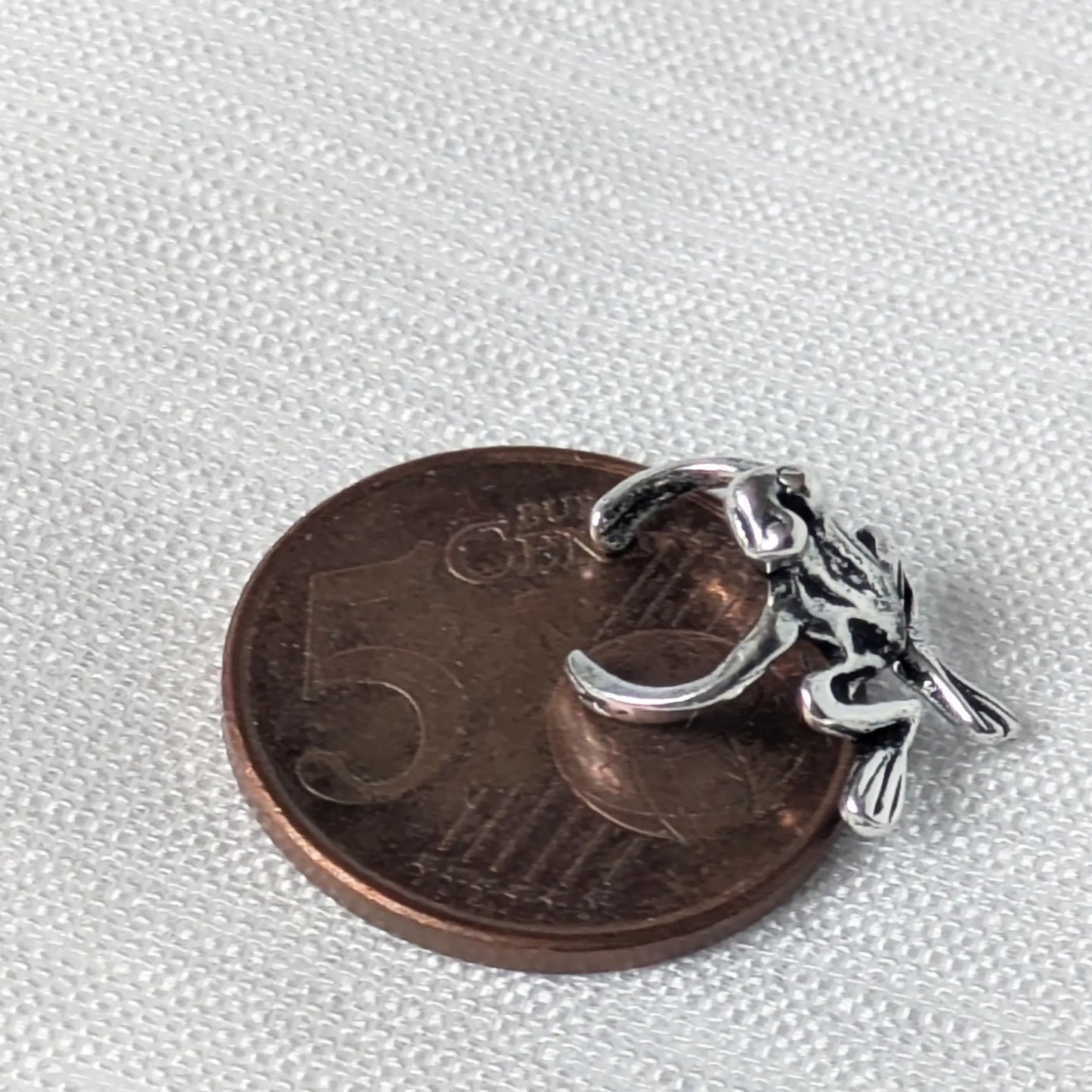 Größenvergleich Frosch Ohrklemme Silber auf einer 5-Cent-Münze.