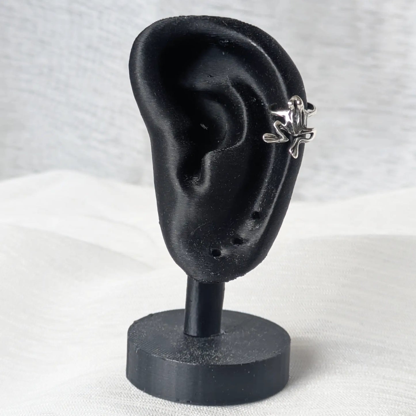 Frosch Ear Cuff am Modell zur Veranschaulichung der Trageposition.