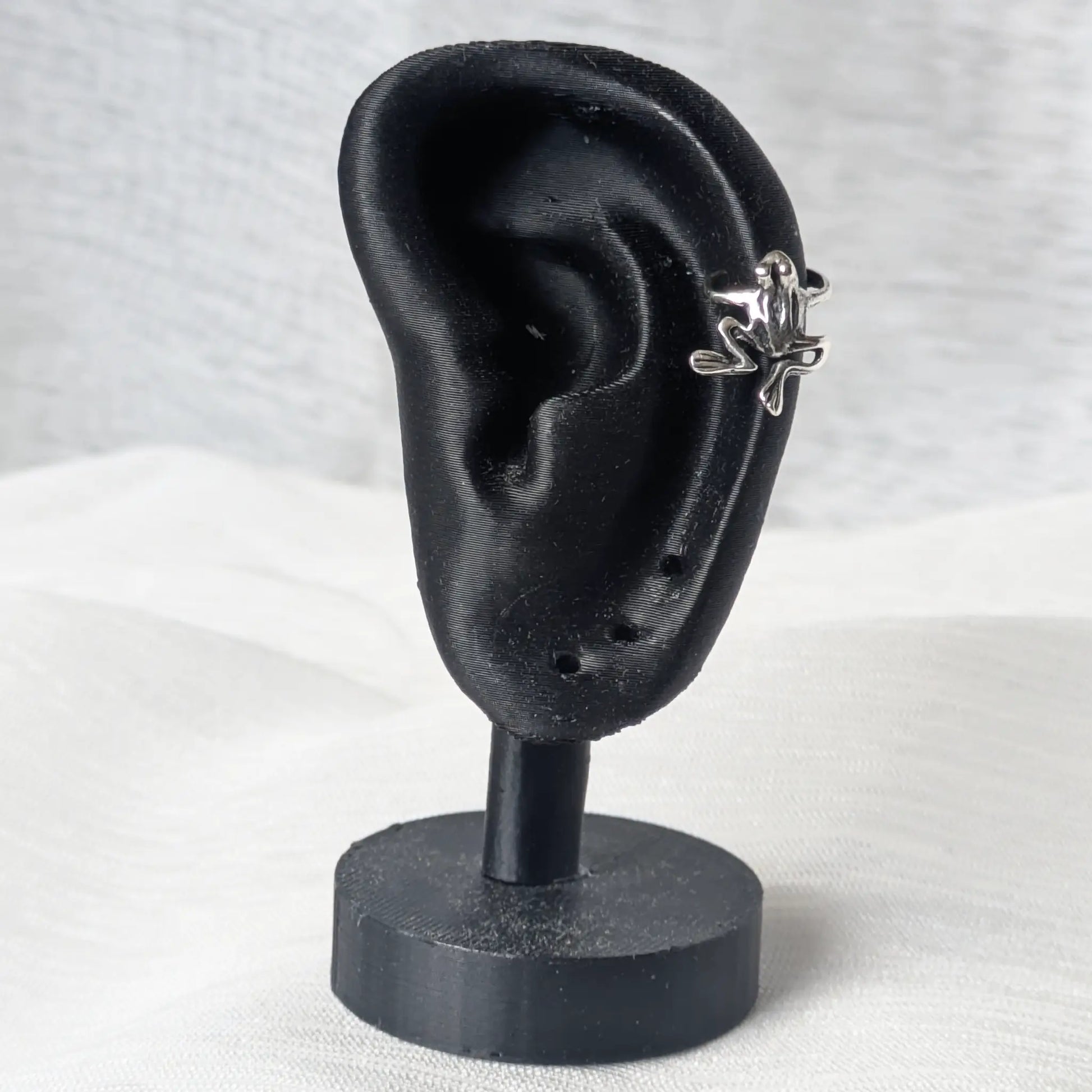 Frosch Ear Cuff am Modell zur Veranschaulichung der Trageposition.
