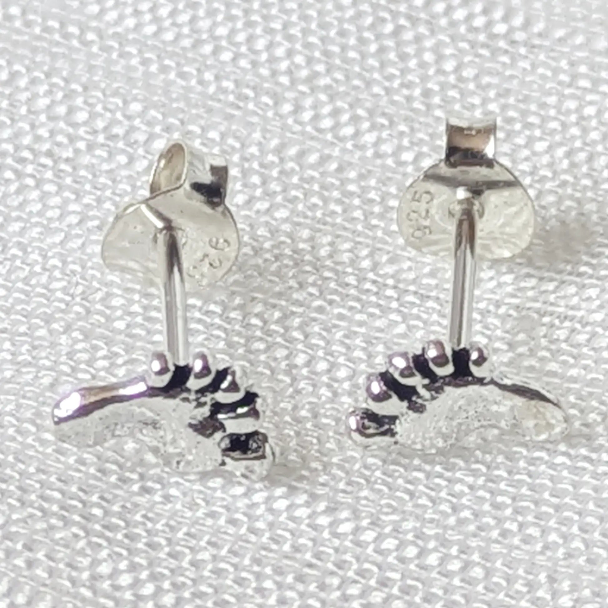 Frontalansicht der silbernen Fußabdruck-Ohrringe aus echtem 925 Silber mit Fokus auf die kleinen Zehen.