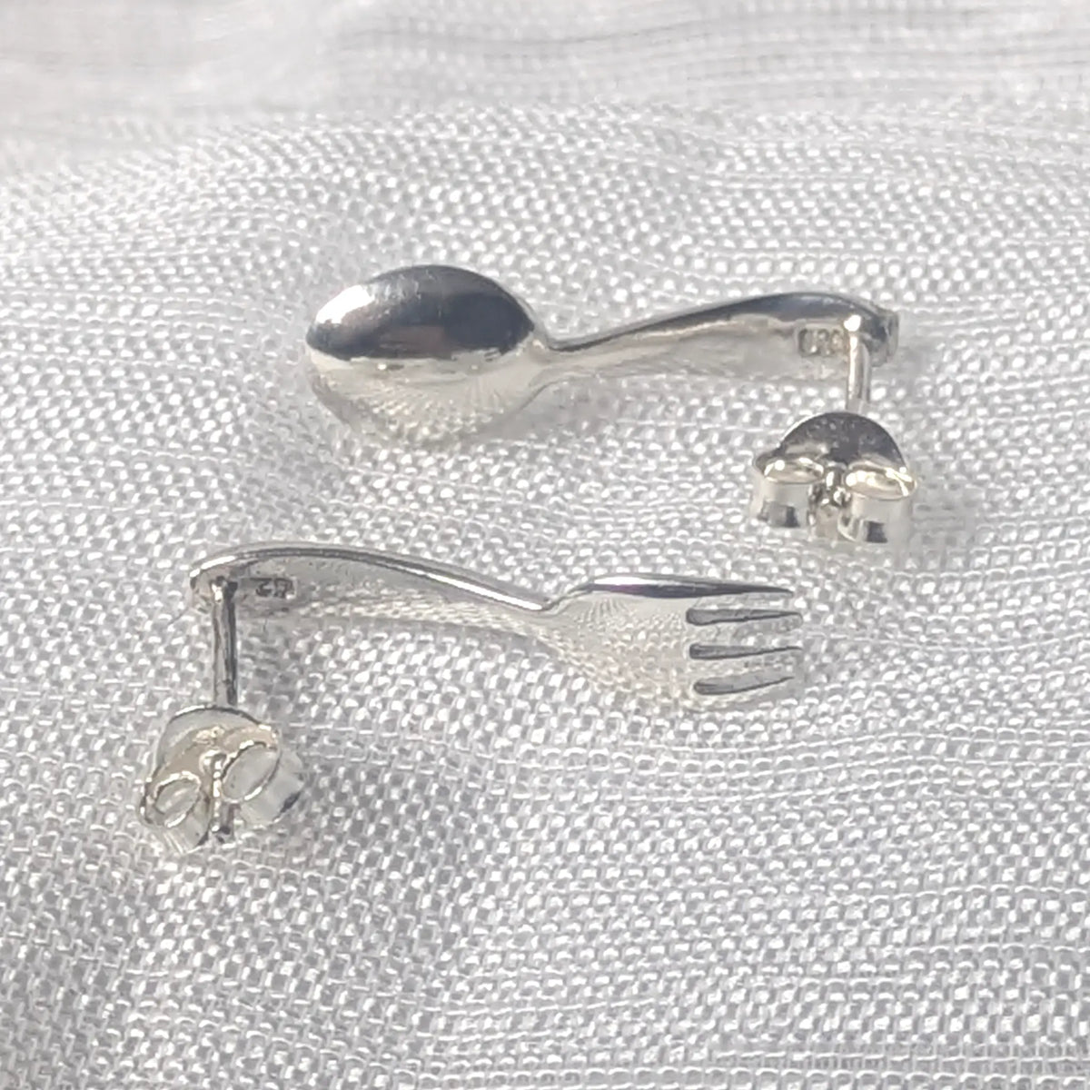 Seitenprofil der flachen Gabel- und Löffel-Ohrstecker aus Sterlingsilber mit Steckerstift.