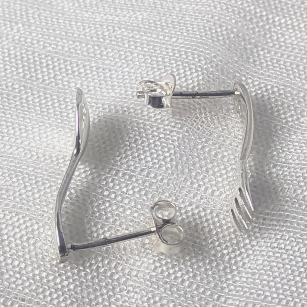 Rückseite und sicherer Stecker-Verschluss der Besteck-Silberohrringe.