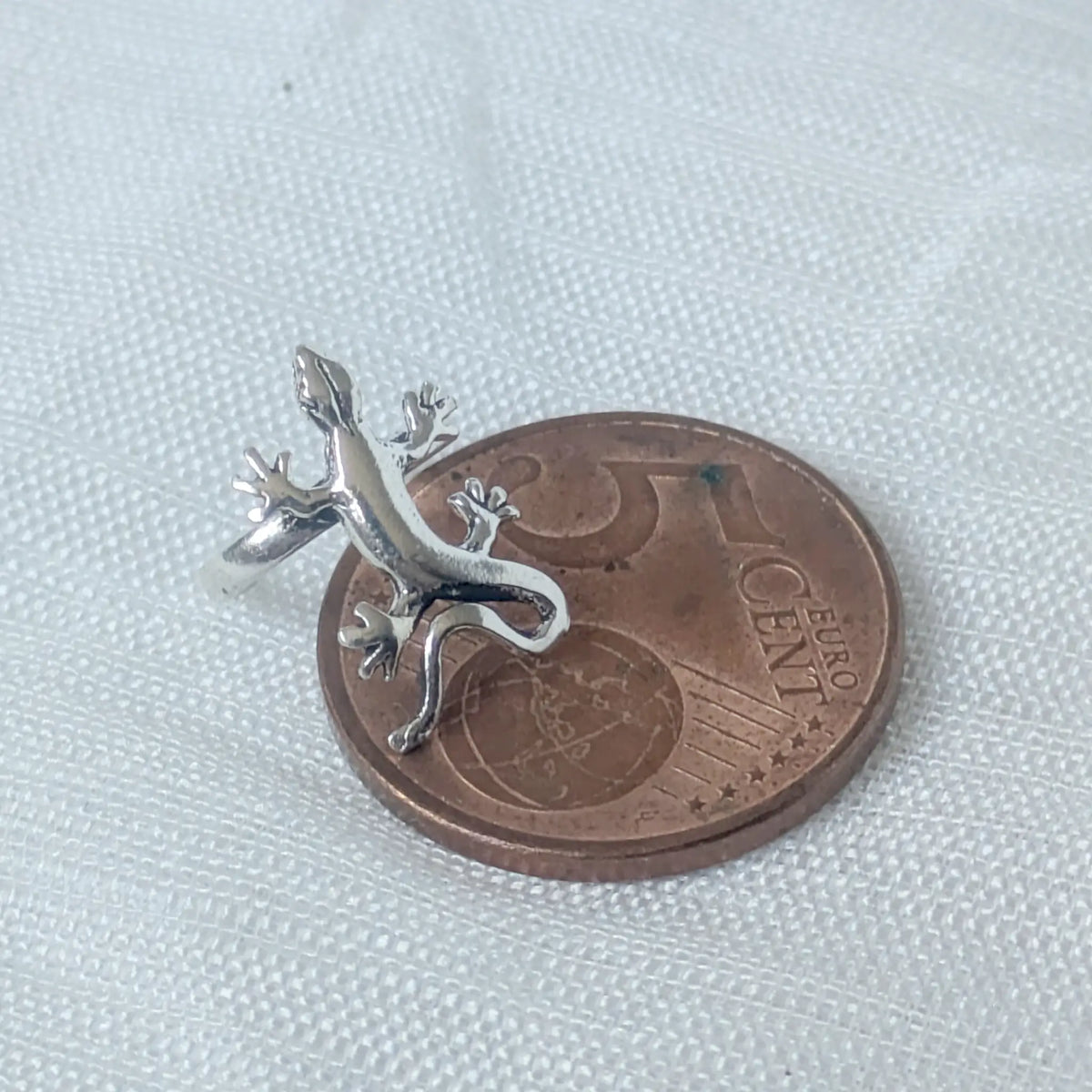Gecko Ohrklemme aus 925 Silber auf einer 5-Cent-Münze – Größenvergleich des Eidechsen-Schmucks