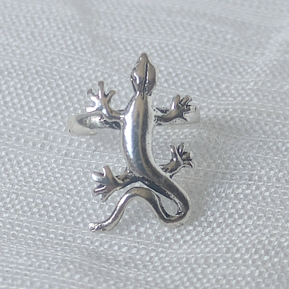 Gecko Ohrkemme aus 925 Silber – detailreiches Eidechsen-Tiermotiv in Nahaufnahme.