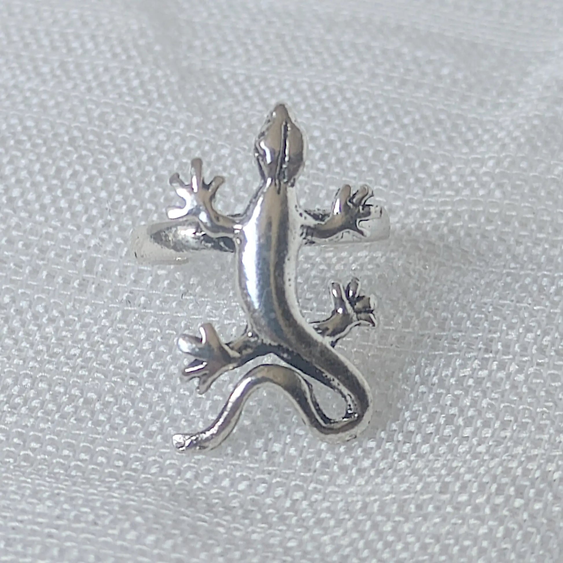 Gecko Ohrkemme aus 925 Silber – detailreiches Eidechsen-Tiermotiv in Nahaufnahme.