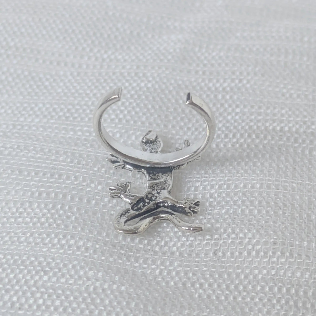 Gecko Earcuff aus 925 Sterling Silber – Eidechsen-Ohrring seitliche Ansicht.