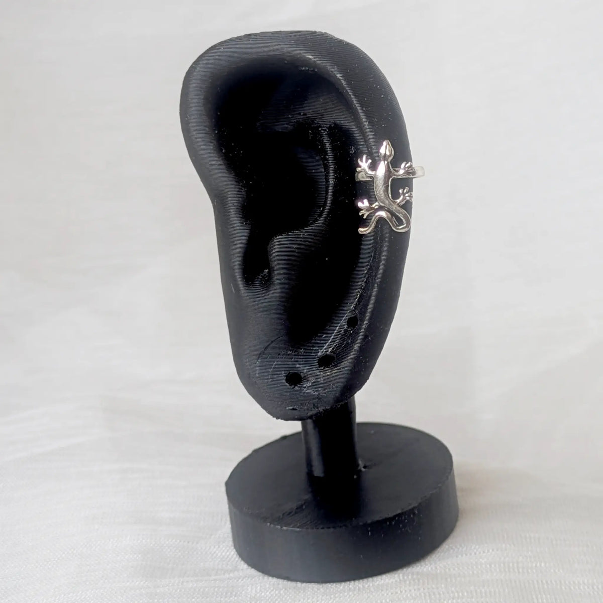 Gecko Earcuff 925 Silber am schwarzen Ohr-Display – Eidechsen Schmuck im getragenen Look.