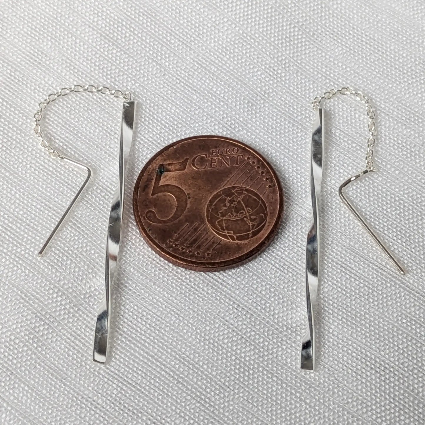 Größenvergleich der filigranen Silber-Ohrhänger mit gedrehtem Stab neben einer 5-Cent-Münze.