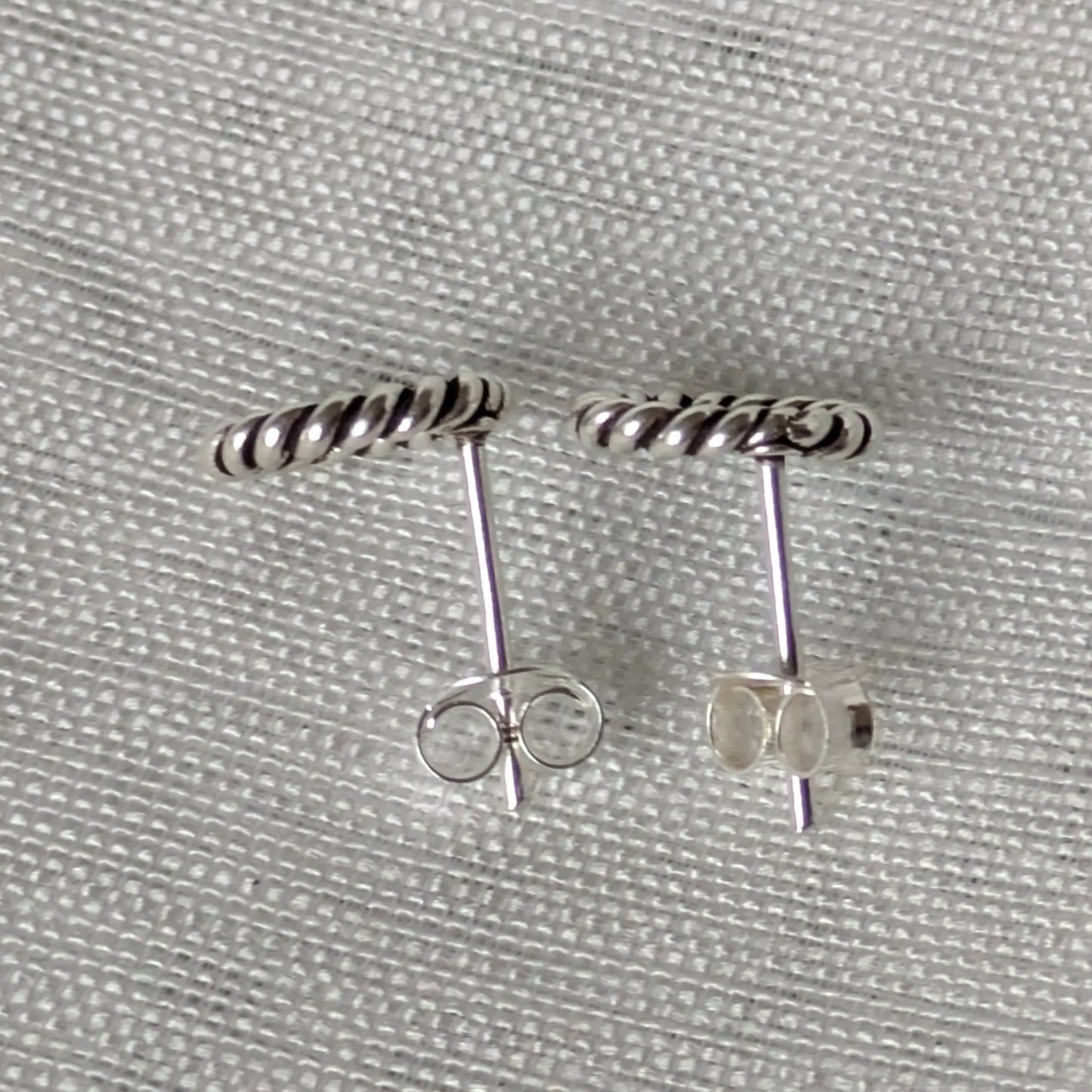 Paar silberne Ohrstecker mit Butterfly-Verschluss Reifen gedreht Rückansicht.