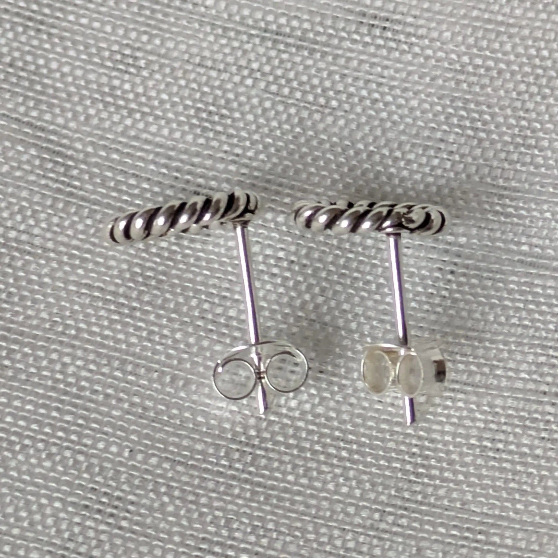 Paar silberne Ohrstecker mit Butterfly-Verschluss Reifen gedreht Rückansicht.