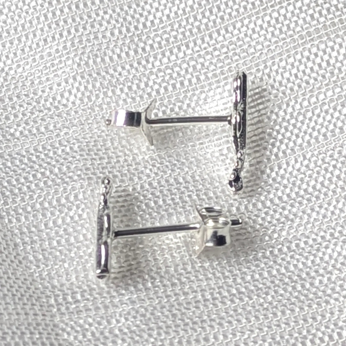 Seitenansicht der zierlichen Geigen-Silberohrstecker mit flacher Silhouette und stabilem Steckerstift.