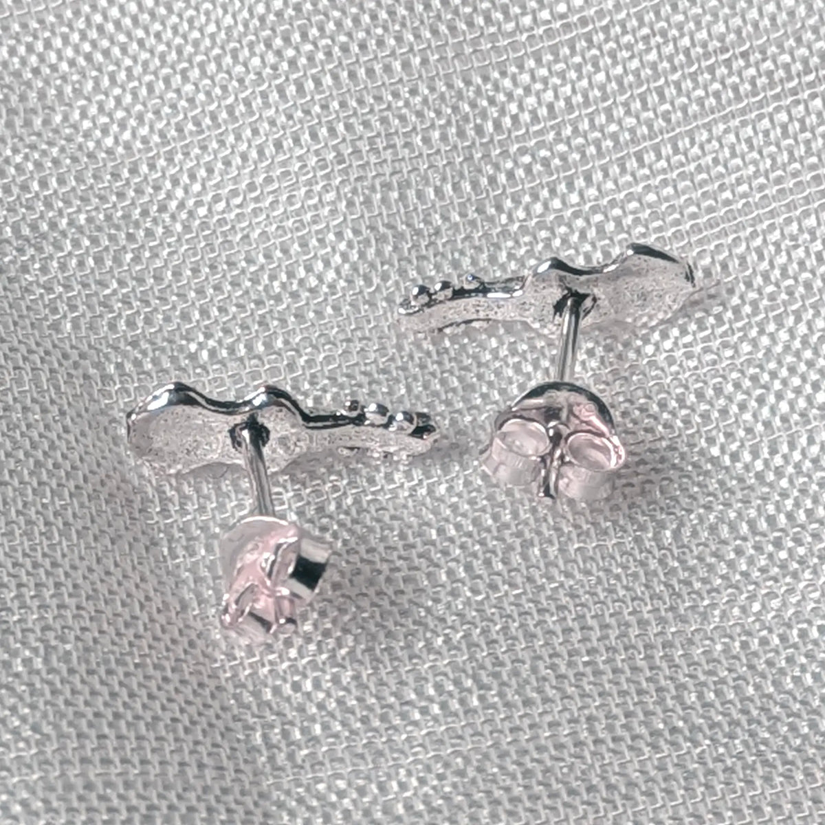 Rückansicht der Violine-Ohrstecker aus 925er Silber mit sicher sitzendem Butterfly-Verschluss für angenehmen Tragekomfort.