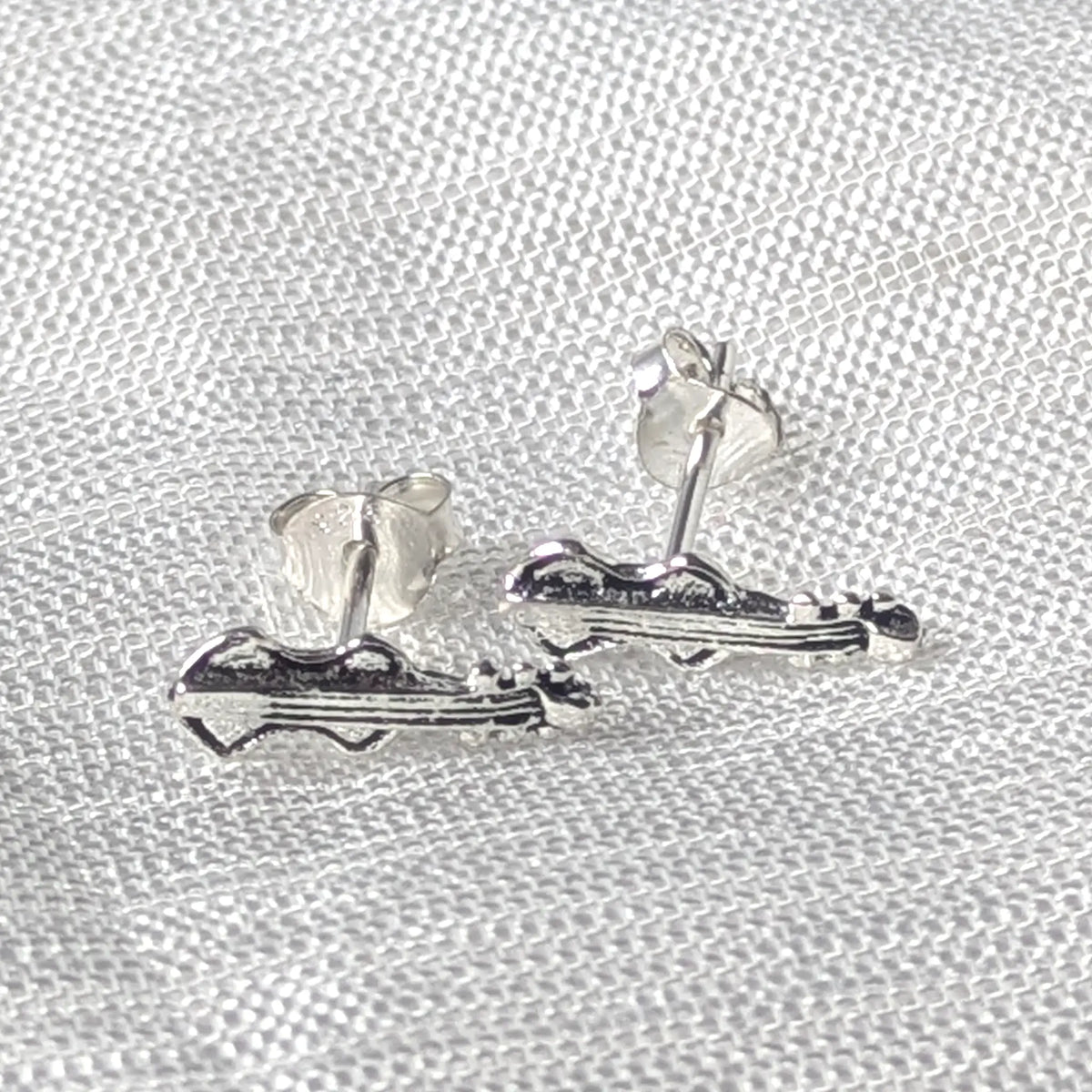 Frontalansicht der Violine-Ohrstecker aus poliertem 925 Sterlingsilber mit klar erkennbarem Korpus und Hals.
