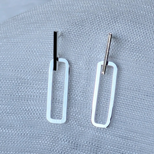 Frontale Ansicht der minimalistischen Rechteck-Ohrringe aus echtem Silber.
