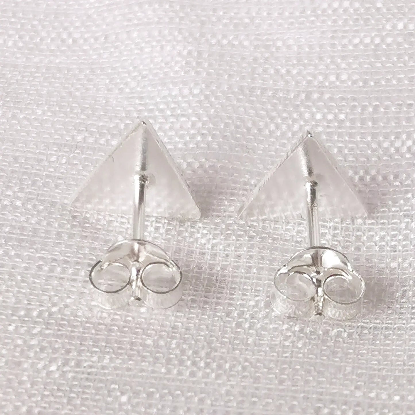 Rückseite der Dreieck-Ohrringe aus 925er Sterling Silber mit solidem Schmetterlingsverschluss (Ohrmutter).