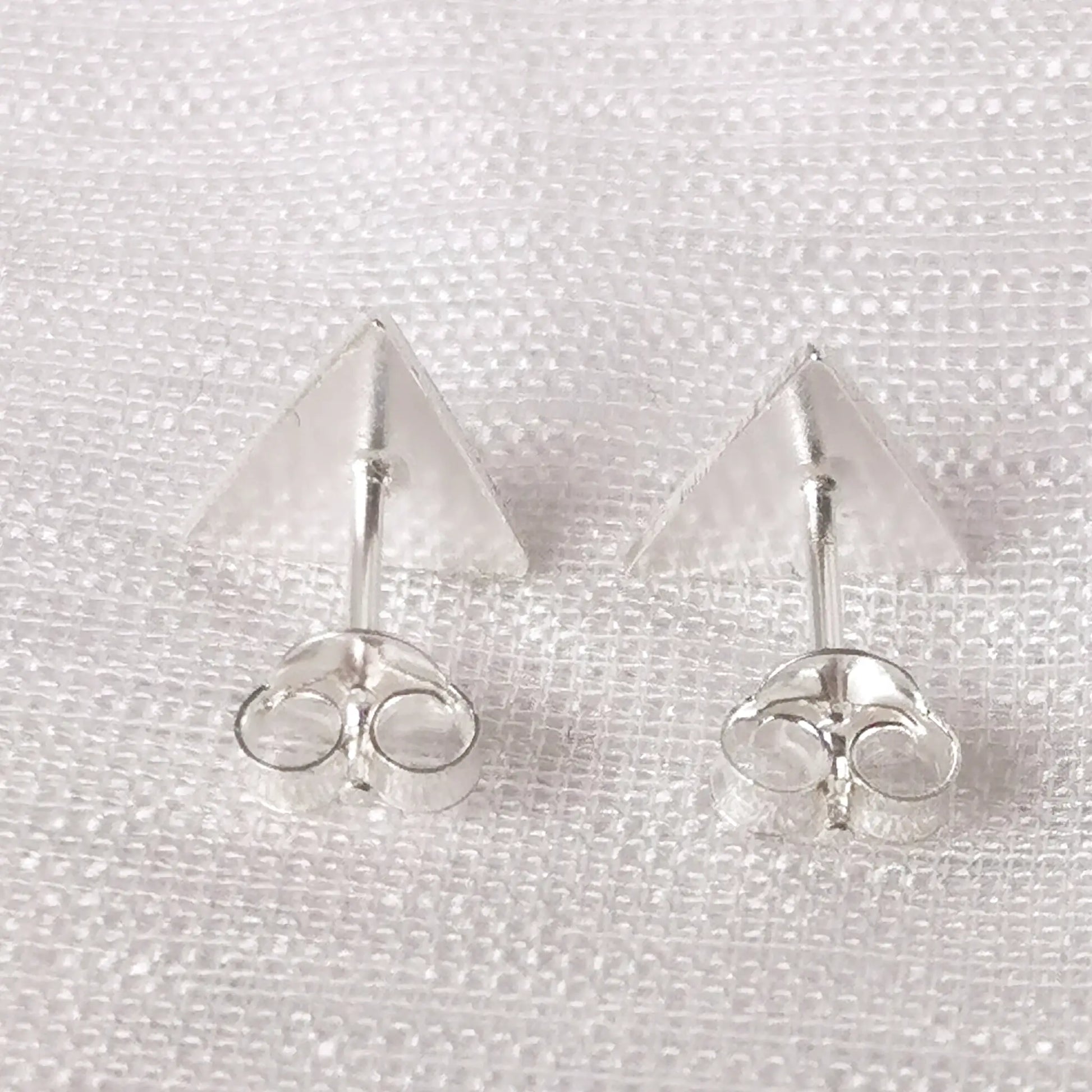 Rückseite der Dreieck-Ohrringe aus 925er Sterling Silber mit solidem Schmetterlingsverschluss (Ohrmutter).