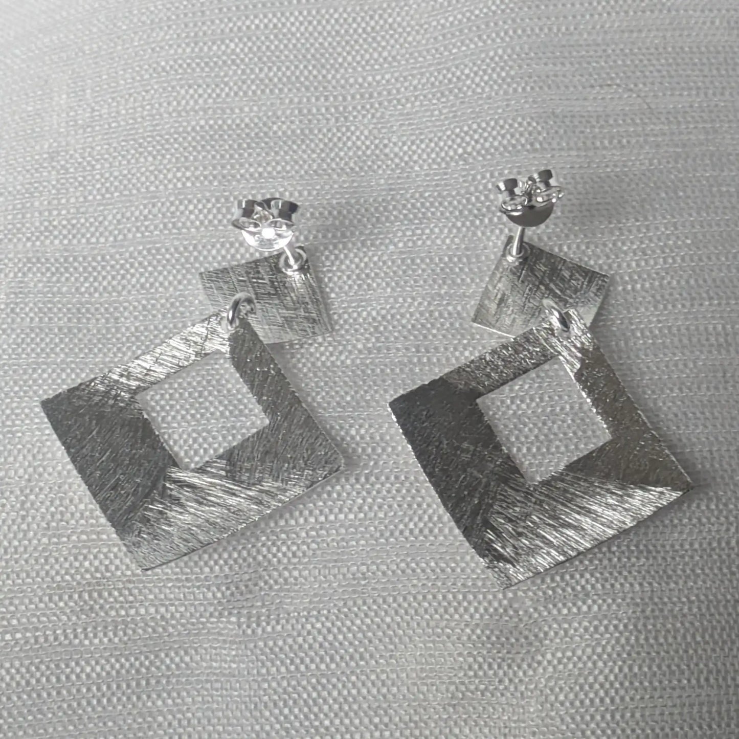 Rückseite der Rauten Silberohrstecker mit sicherem Steckverschluss.