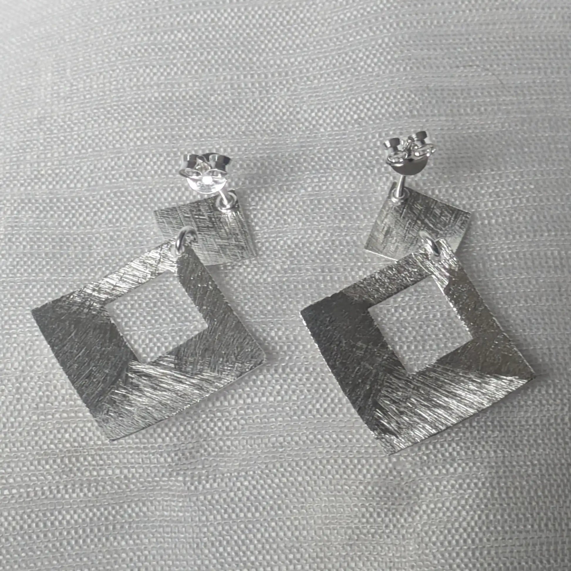 Rückseite der Rauten Silberohrstecker mit sicherem Steckverschluss.