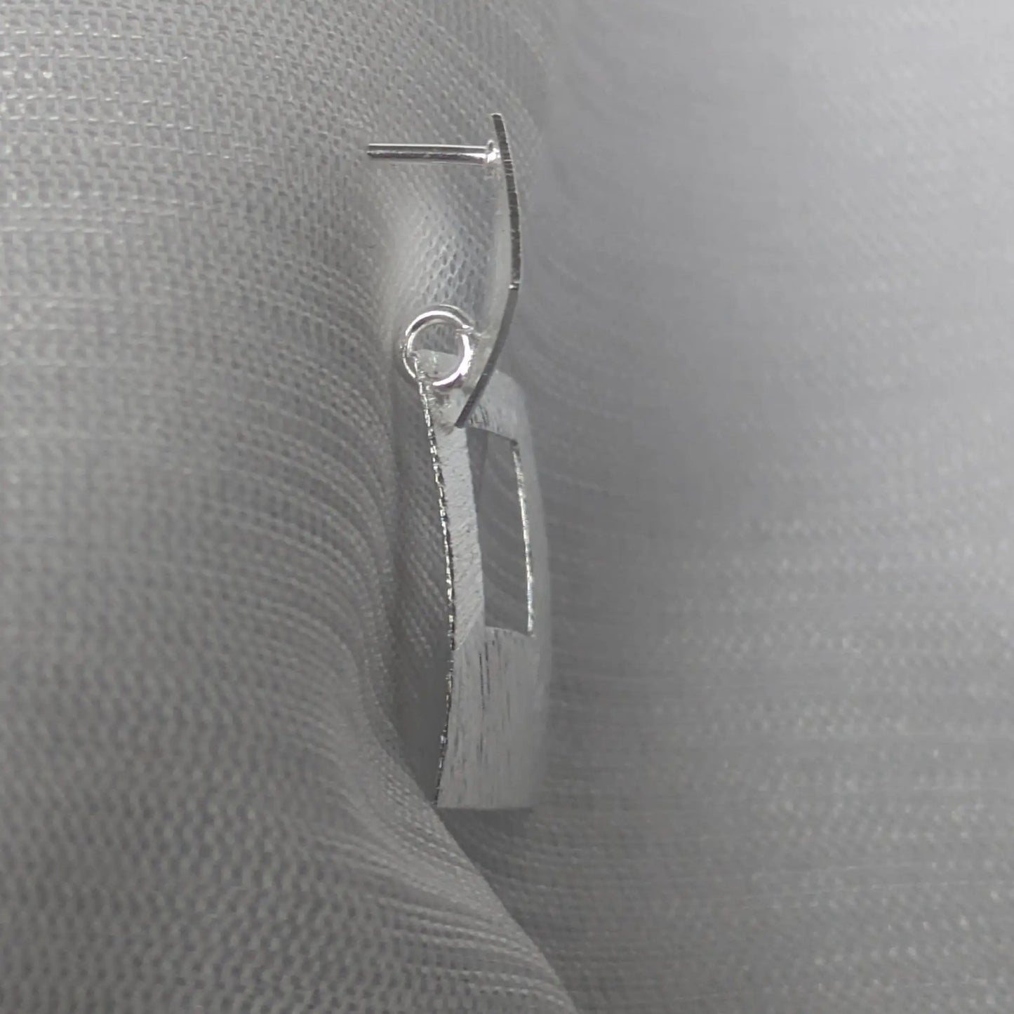 Seitenansicht der modernen Viereck-Ohrstecker aus Sterling Silber.