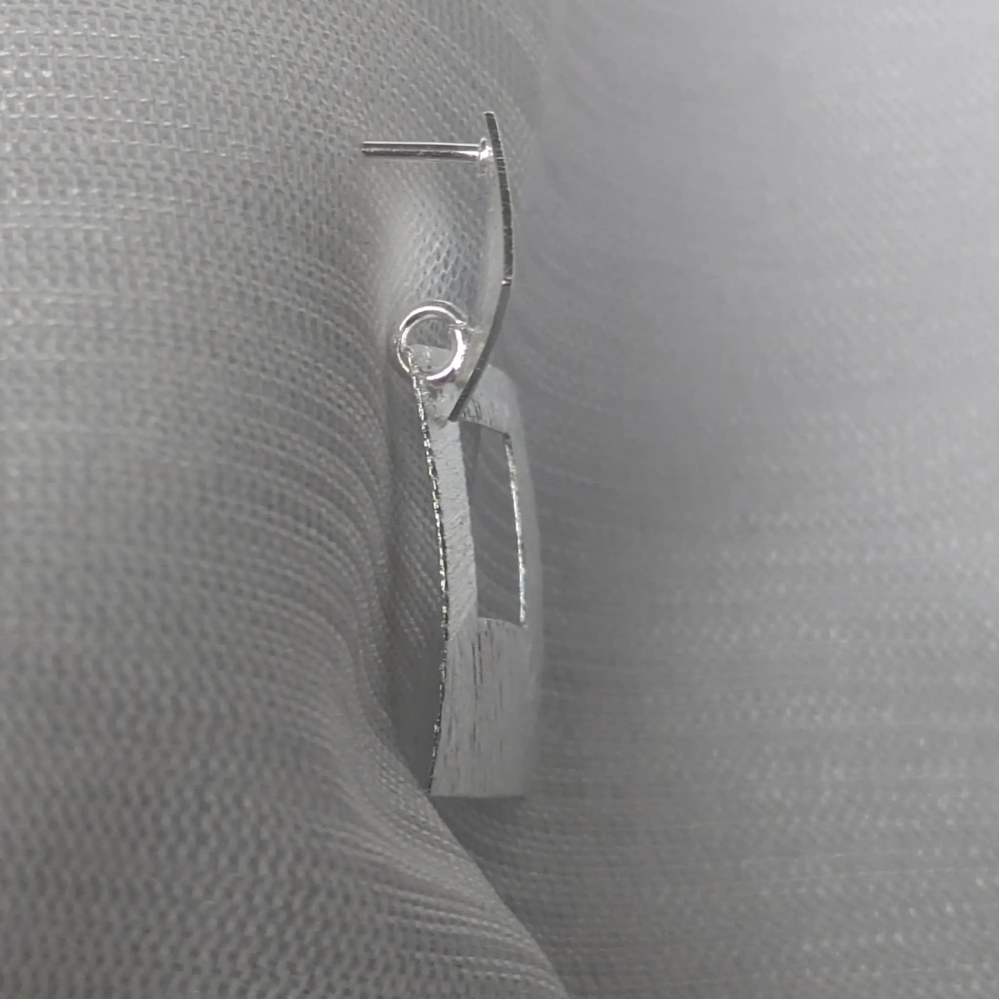 Seitenansicht der modernen Viereck-Ohrstecker aus Sterling Silber.