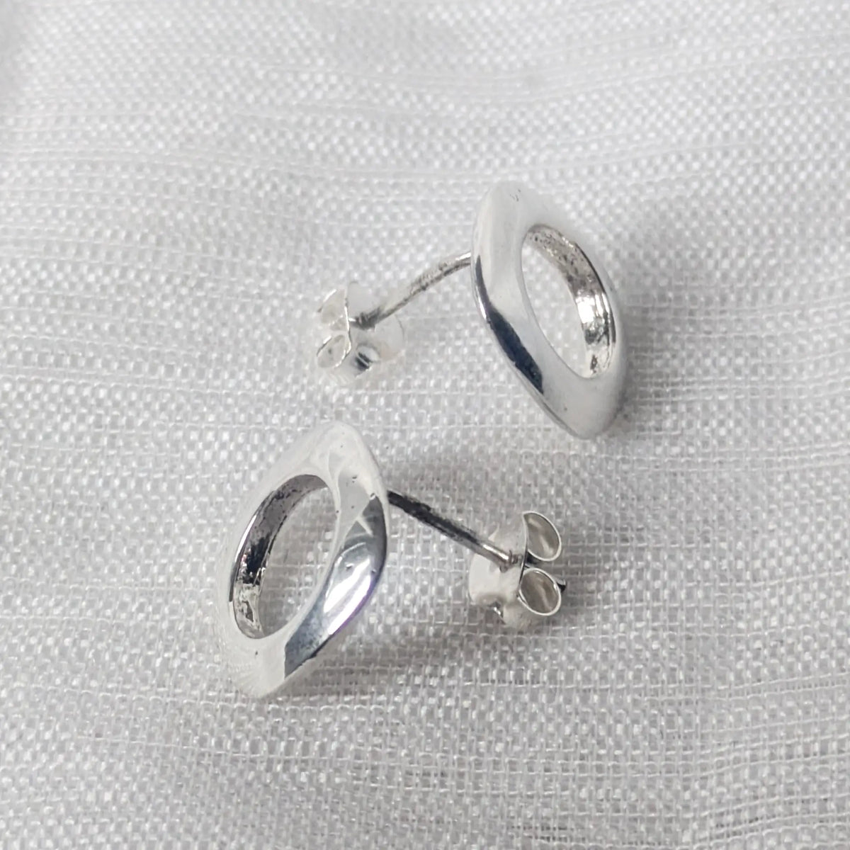 Seitenprofil der flach anliegenden Cut-Out Ohrstecker aus massivem Sterlingsilber.