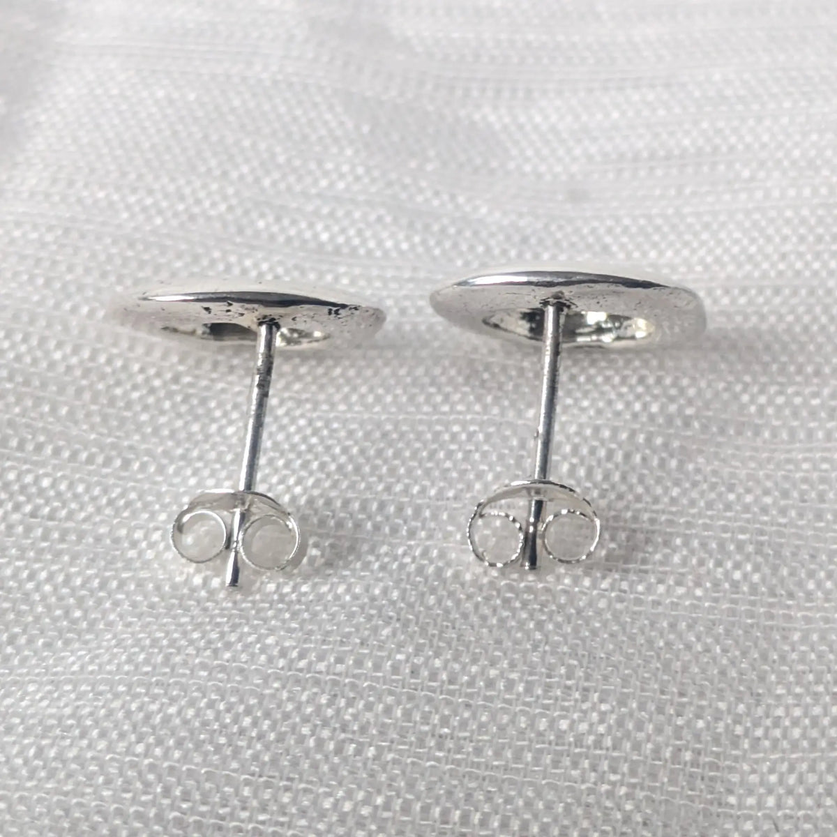 Rückseite und sicherer Stecker-Verschluss der modernen geometrischen Silberohrringe.