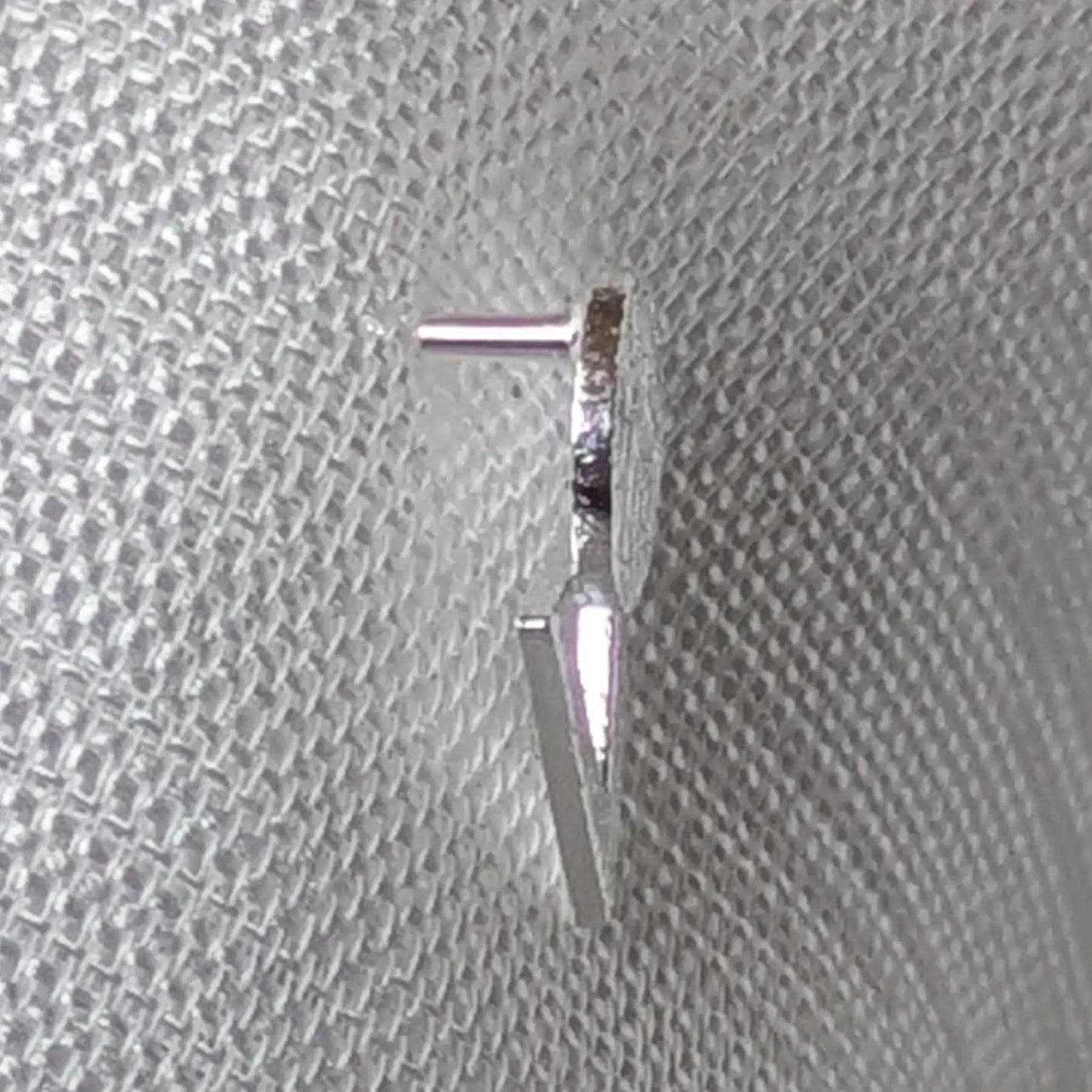 Seitenansicht des geometrischen Silberohrrings, die die Profilform von Kreis und Dreieck zeigt.
