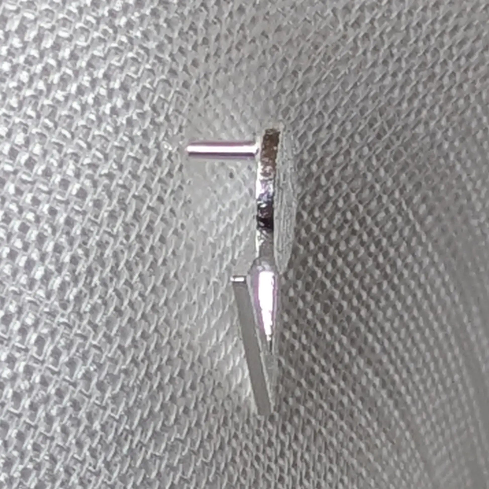 Seitenansicht des geometrischen Silberohrrings, die die Profilform von Kreis und Dreieck zeigt.