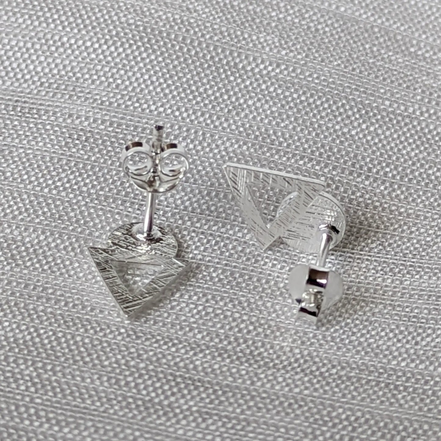 Rückansicht der 925er Silber Geometrie Ohrringe mit sichtbarem Verschluss und Stempel.