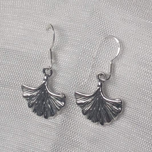 Detailansicht der Blattstruktur der 925 Silber Ginkgo Ohrringe.